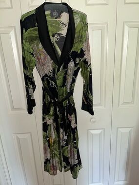 Floral Satin Shawl-Collar Robe in Black & Green
